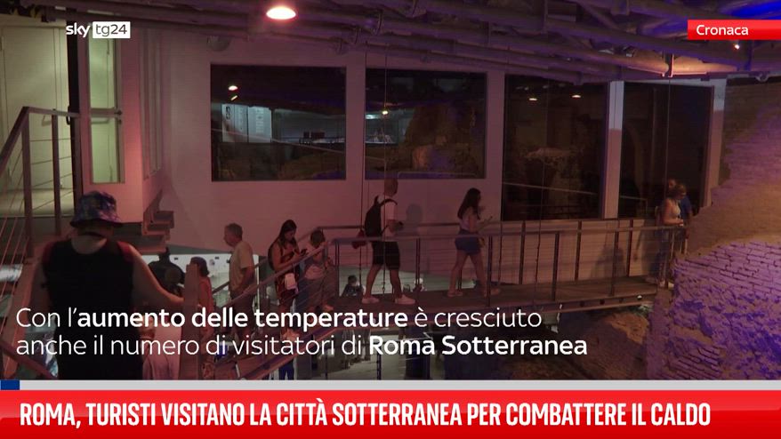 Turisti visitano Roma sotterranea per combattere il caldo