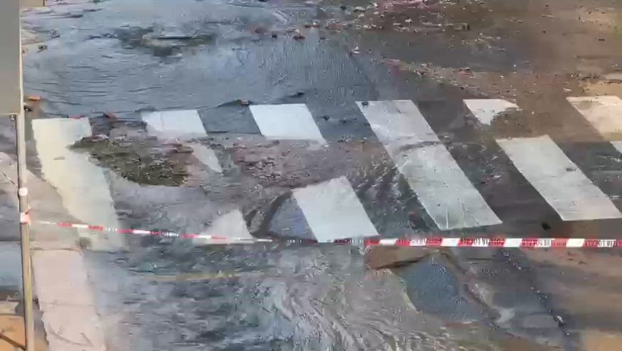 Milano, esplode tubatura in via Spartaco: strada allagata