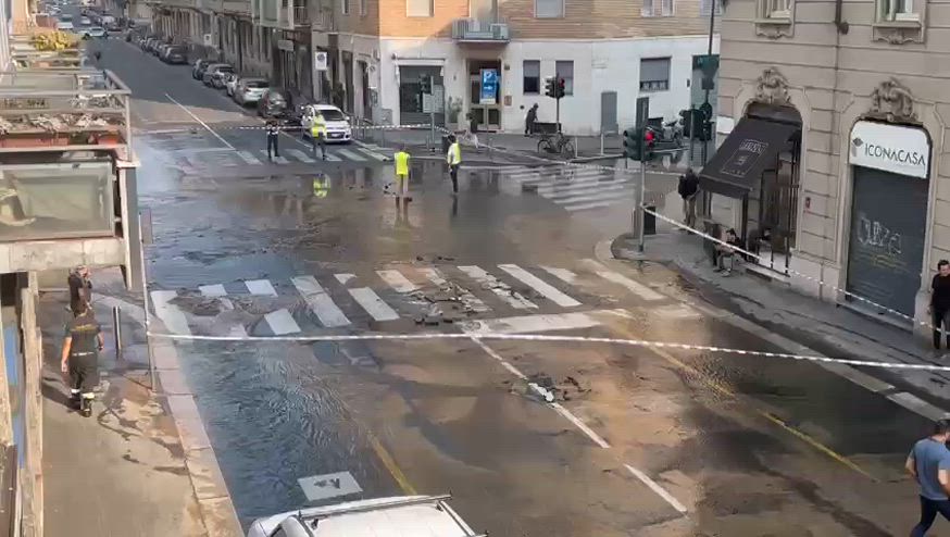 Milano, guasto a tubatura dell'acqua: intervento in corso