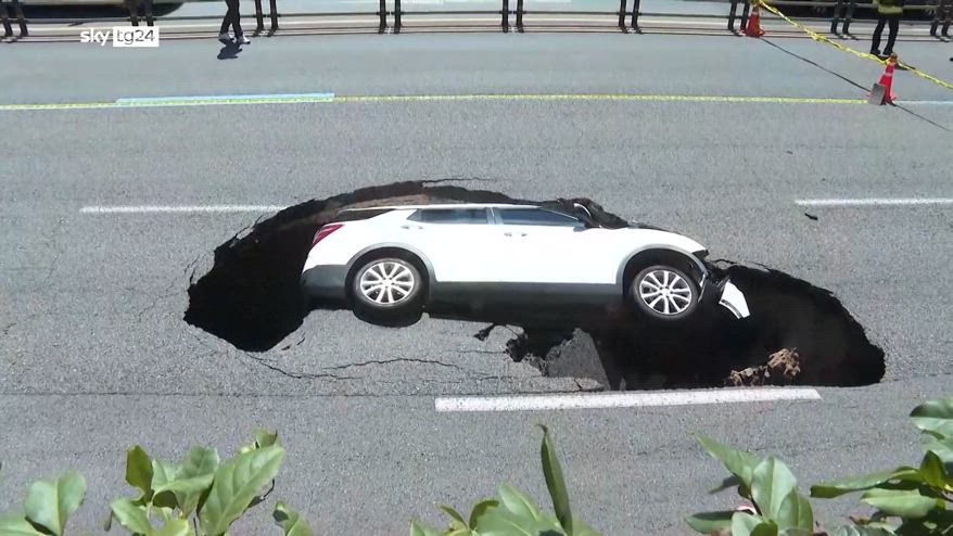 Corea del Sud, un'auto cade in una voragine in strada