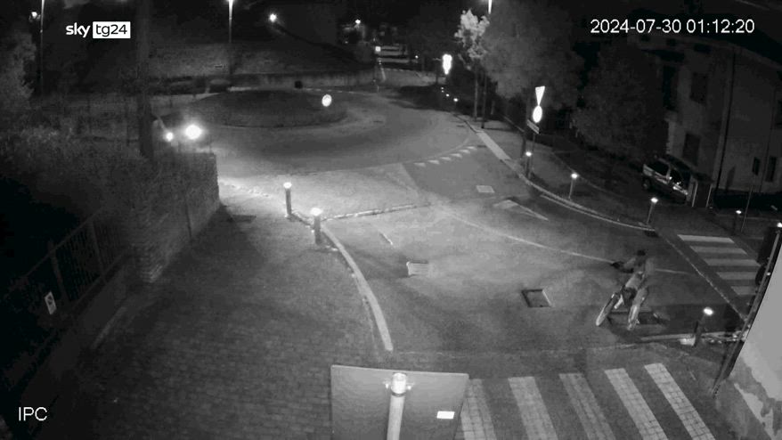 Omicidio Sharon Verzeni, il video del killer in fuga sulla bicicletta