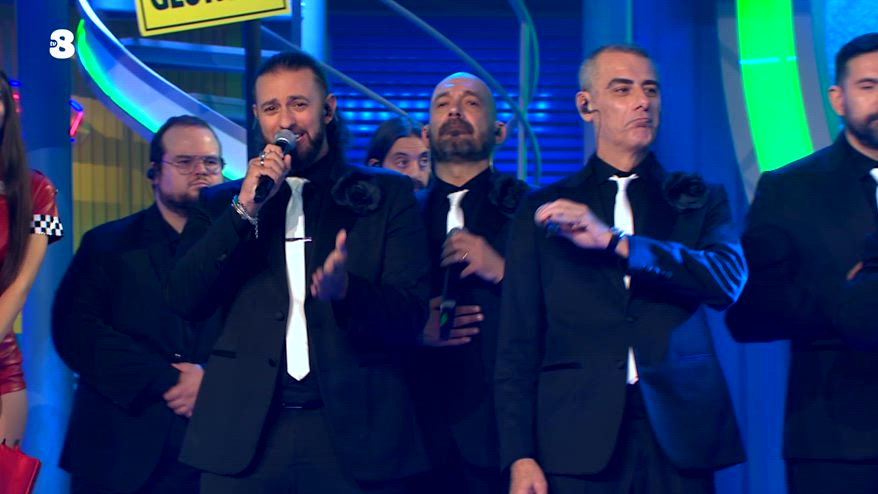 GialappaShow - I Neri per Caso cantano "Kiss"