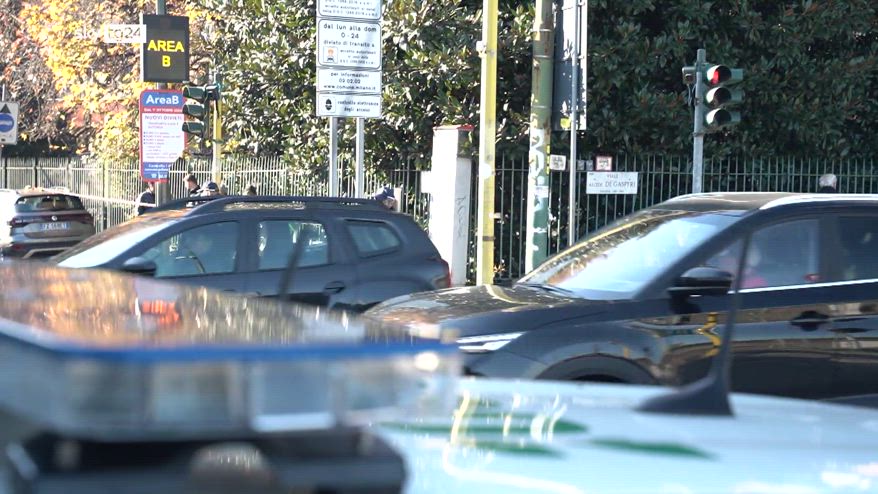 Investita e uccisa a Milano, testimone: lei si sbracciava, trascinata per 13 metri