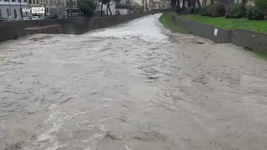 Maltempo: bomba d'acqua a Firenze, strade allagate