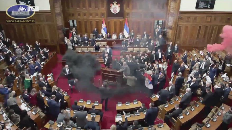 Serbia, l'opposizione accende fumogeni in Parlamento