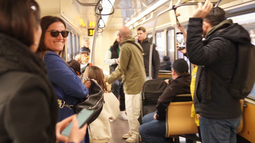 Mentre tutto scorre compie 20 anni, Sangiorgi canta nel tram