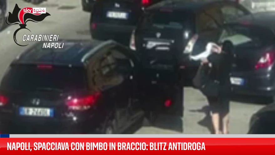 Napoli, spacciava con bimbo in braccio: blitz antidroga