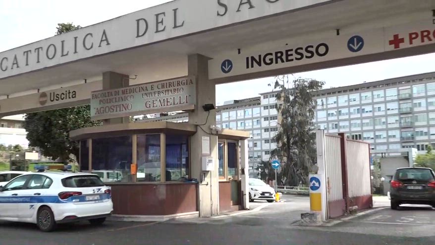 Papa Francesco, dopo 25 giorni medici sciolgono la prognosi