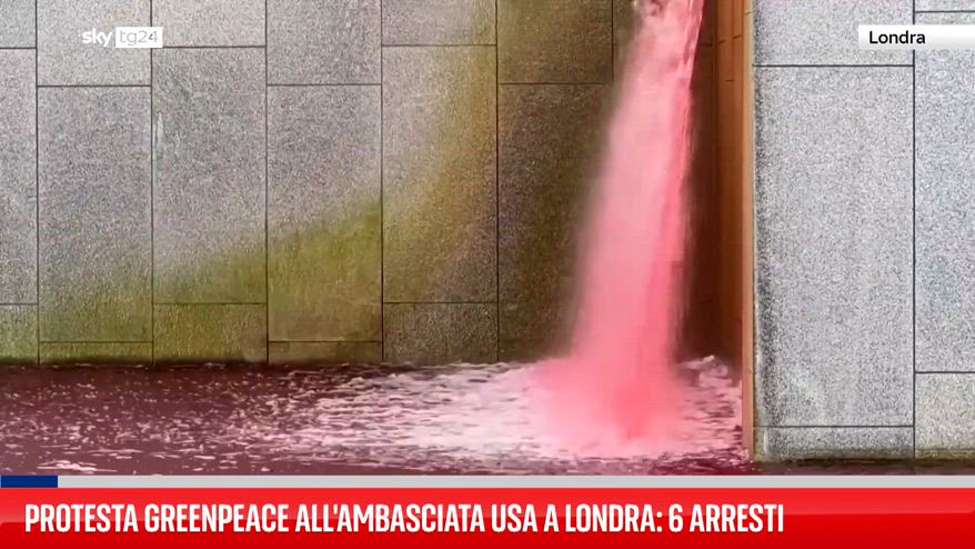 Protesta Greenpeace all'ambasciata Usa a Londra: 6 arresti