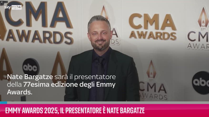 VIDEO Emmy Awards 2025, il presentatore è Nate Bargatze