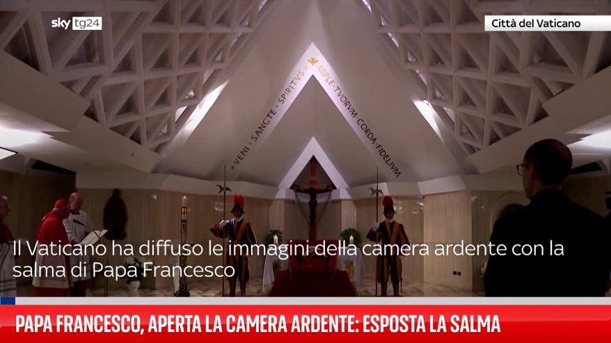Papa Francesco, aperta la camera ardente: esposta la salma