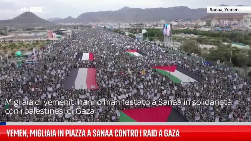 Yemen, migliaia in piazza a Sanaa contro i raid a Gaza