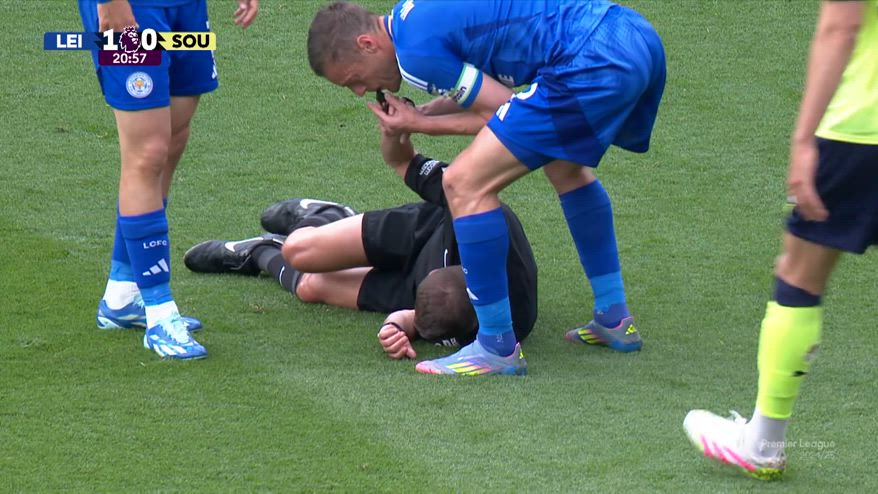 Leicester-Southampton, l'arbitro si infortuna: fischia Vardy