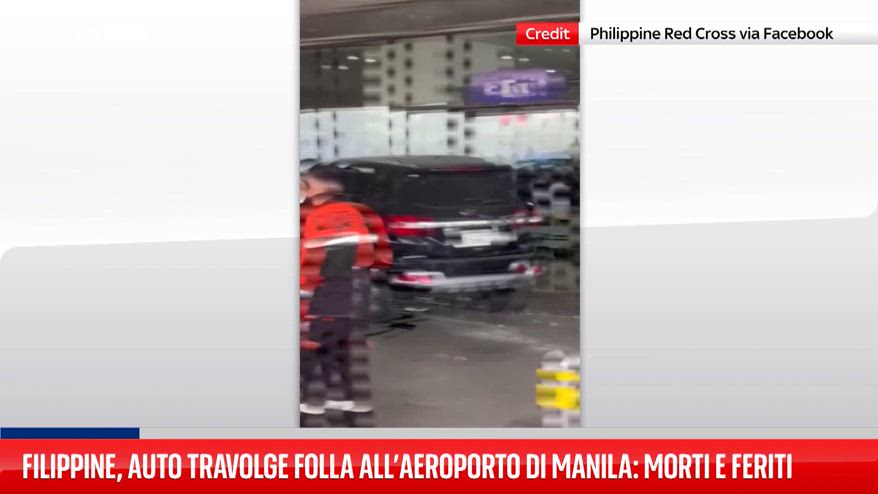 Auto si schianta all'ingresso dell'aeroporto di Manila