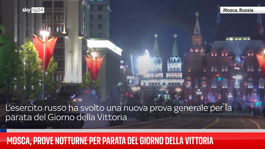 Mosca, prove notturne per parata del giorno della Vittoria