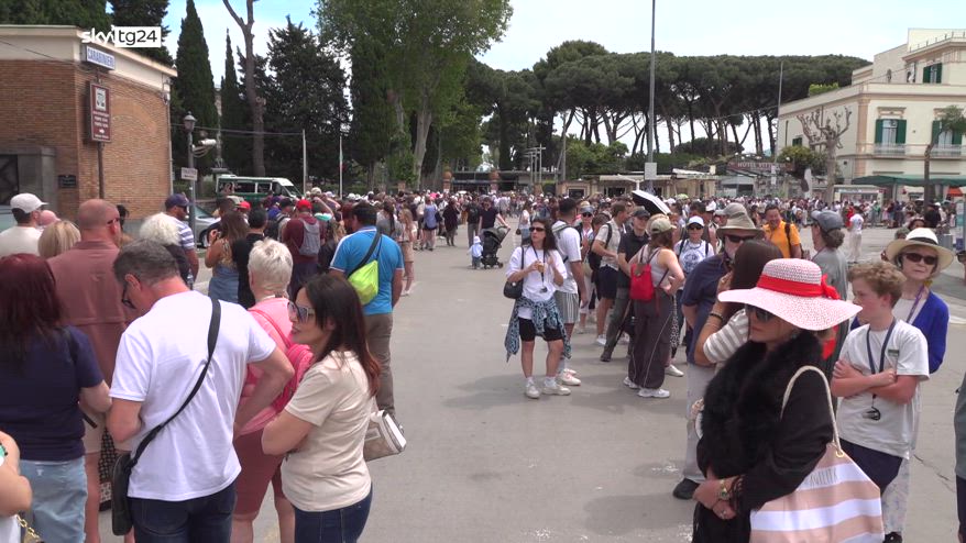 Pompei, file lunghissime agli ingressi degli scavi