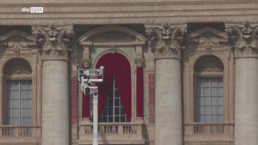 Conclave, operai al lavoro sul balcone di San Pietro