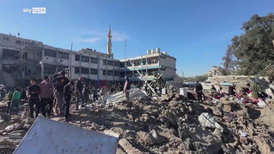 Striscia Gaza, colpita da raid Israele scuola con sfollati
