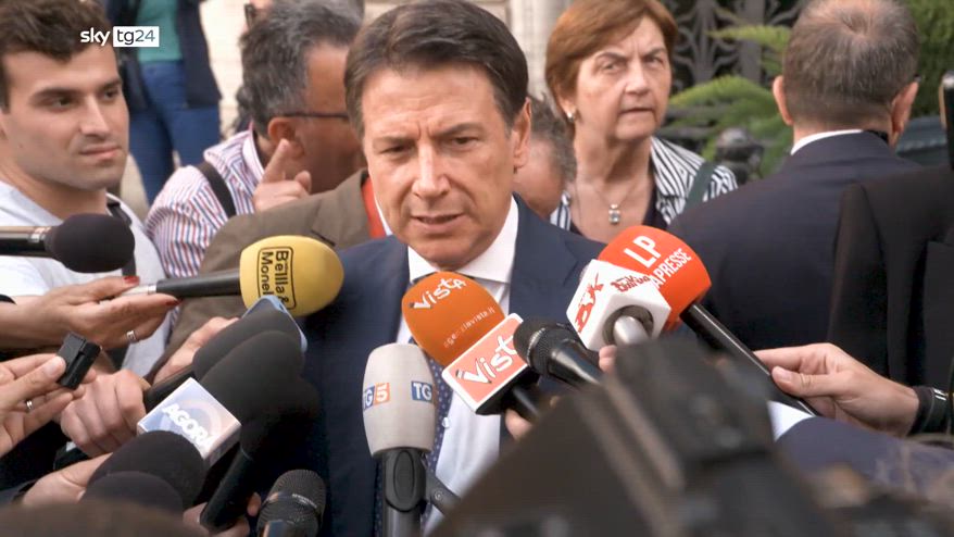 Conte: Meloni ologramma staccato da realtà