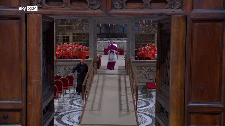 Il cardinale Ravelli chiude le porte della Cappella Sistina
