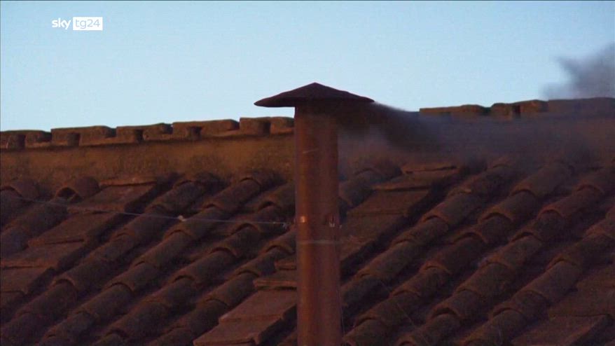 Al via il Conclave, prima fumata nera