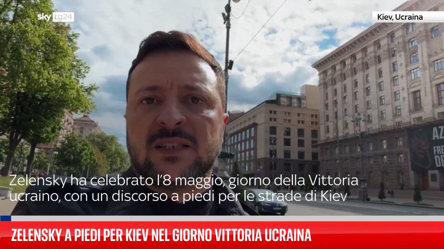 Zelensky a piedi per Kiev nel Giorno Vittoria Ucraina