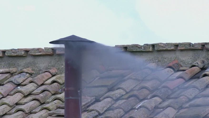 Prima fumata nera nel secondo giorno di Conclave 2025