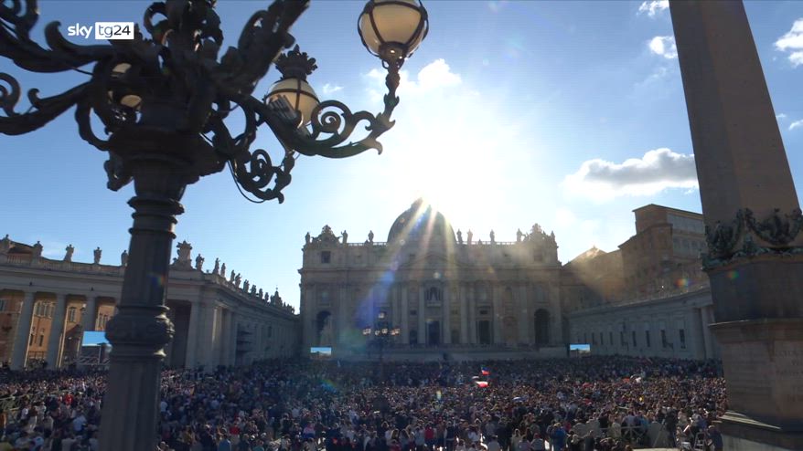 Fumata bianca, le campane e la folla a San Pietro