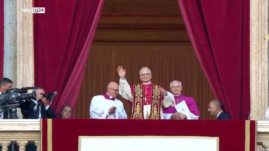 Elezione del nuovo papa, Leone XIV appare sul balcone