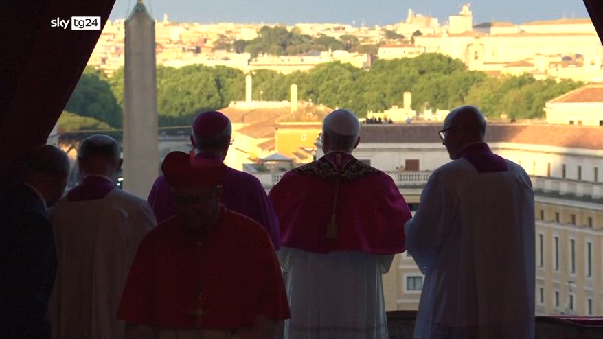 Papa Leone XIV saluta la folla e se ne va