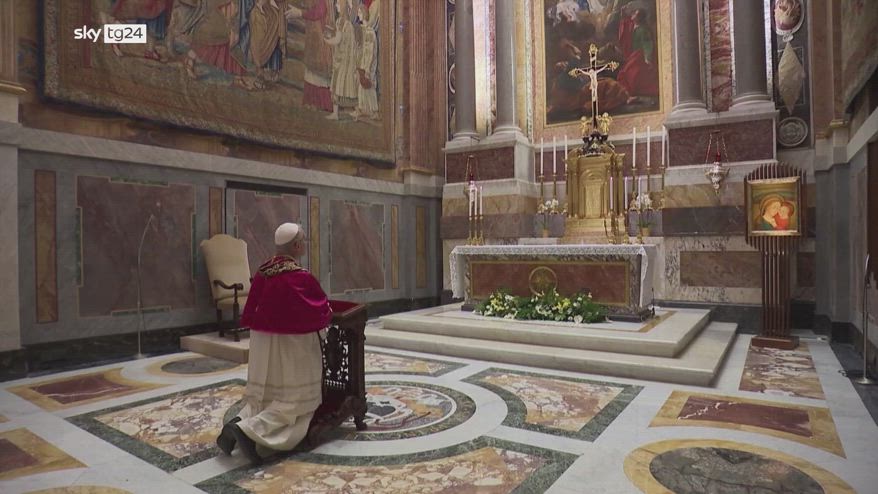 Papa Leone XIV in preghiera dopo l'elezione