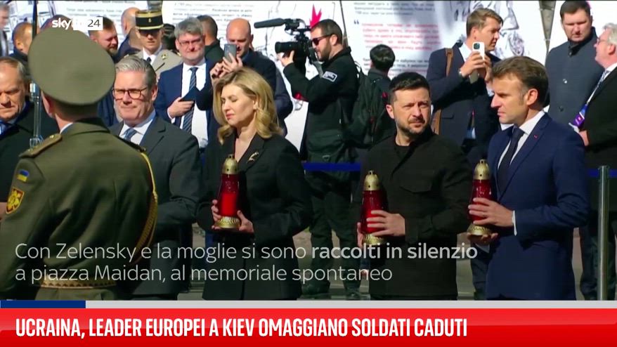 Ucraina, leader europei a Kiev omaggiano soldati caduti