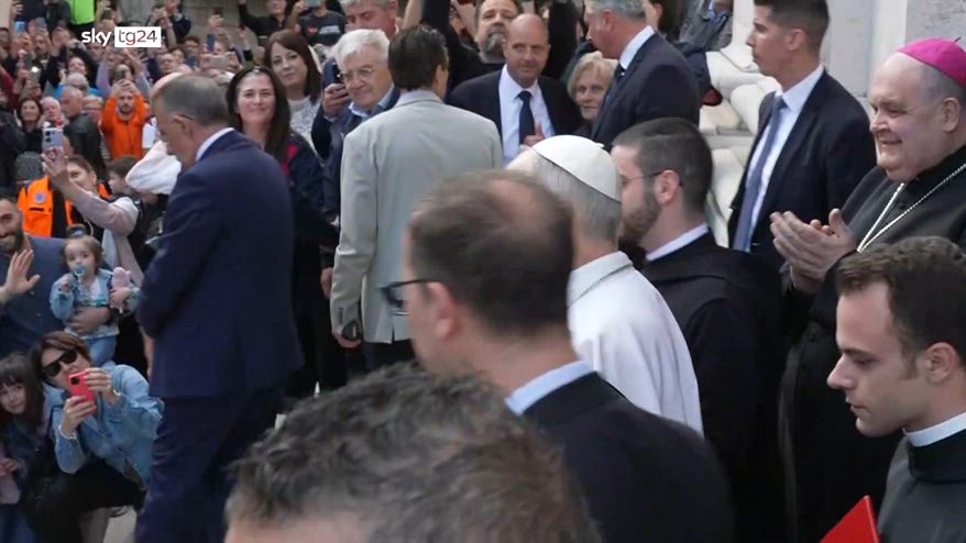 Papa Leone XIV prega sulla tomba del predecessore Francesco