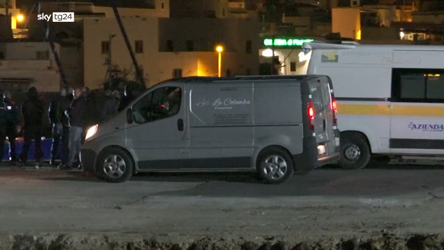 A Lampedusa tre morti su un gommone: un uomo e due bimbi