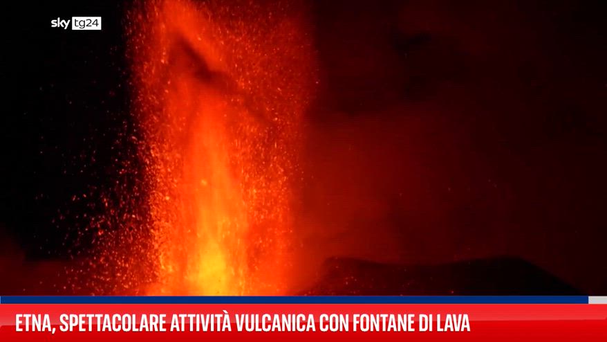 Etna, spettacolare attività vulcanica con fontane di lava