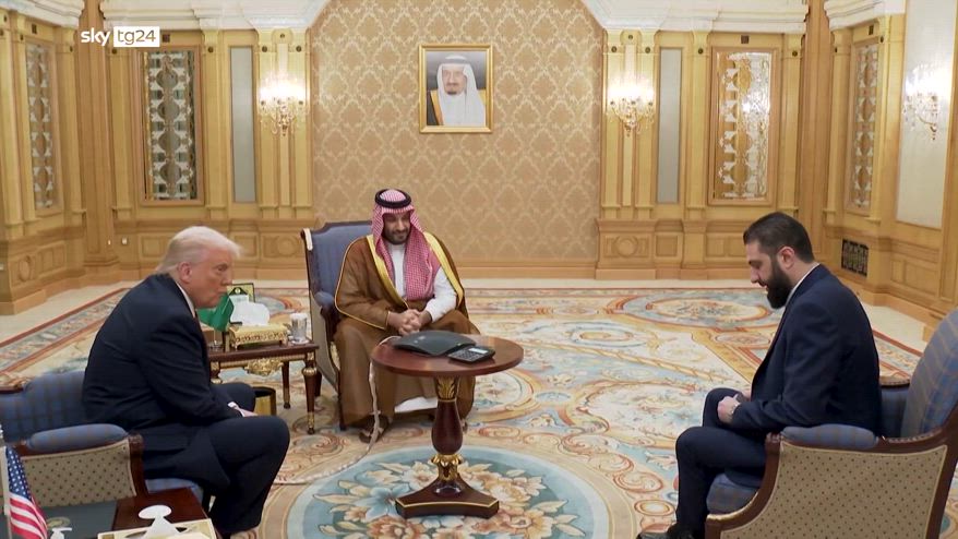 Via le sanzioni, lo storico incontro tra Trump e il presidente siriano Al Sharaa