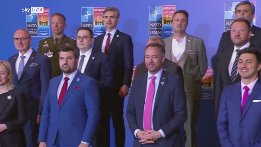 Turchia, ministri Esteri NATO posano per la foto ufficiale