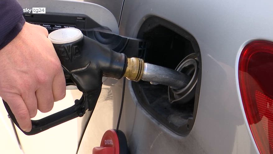 Tasse, da oggi diesel un po' più caro, cala benzina