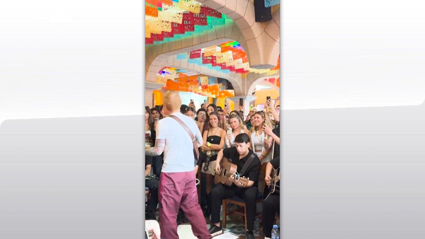 Ed Sheeran a sorpresa canta in ristorante in Messico