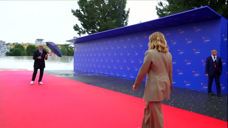 Governo Meloni, Edi Rama si inginocchia all'arrivo della Premier