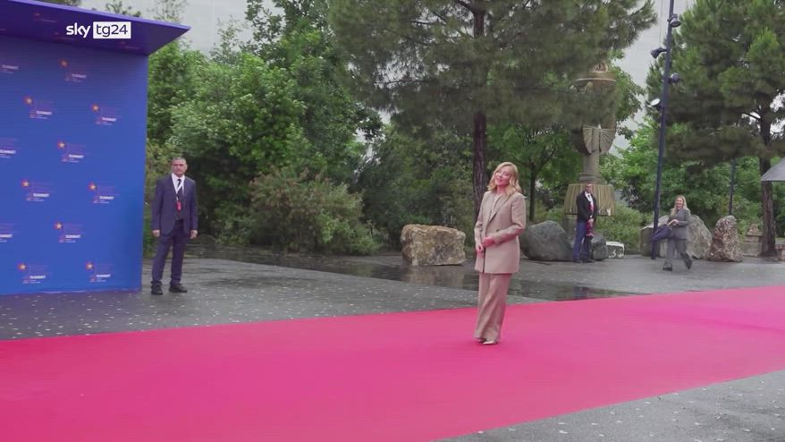 Meloni arriva al summit di Tirana, Edi Rama si inginocchia