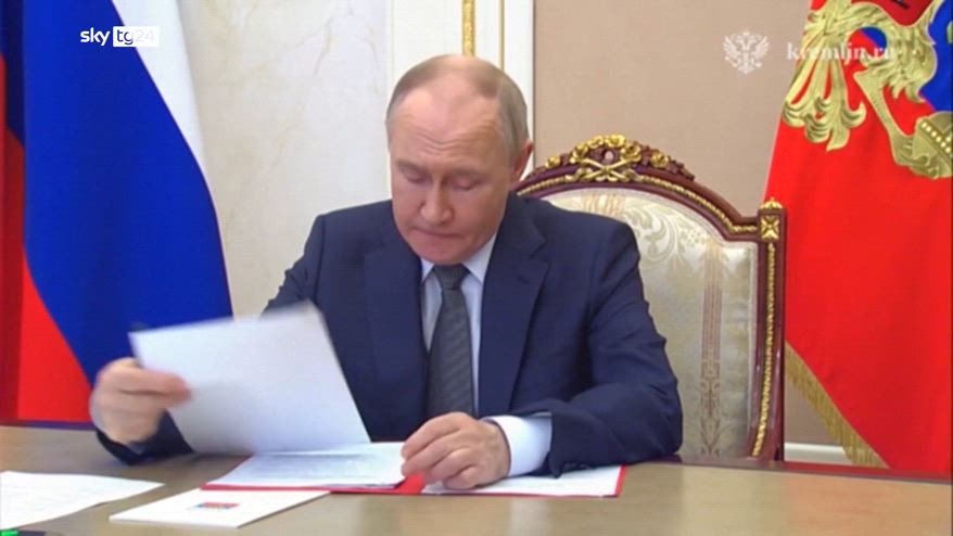 Cremlino: possibile incontro Putin-Zelensky dopo accordi