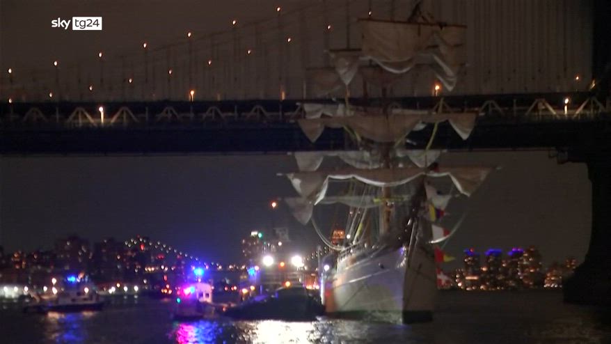 Nave scuola messicana urta il ponte di Brooklyn