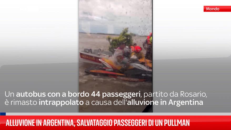 Alluvione in Argentina, salvataggio passeggeri di un pullman