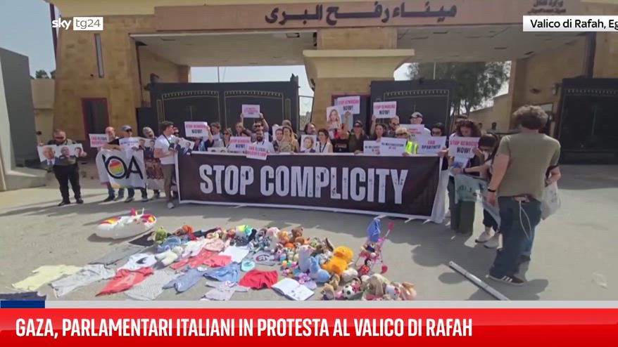 Gaza, parlamentari italiani in protesta al valico di Rafah