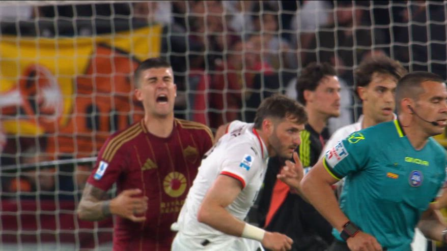 Roma-Milan, gomitata a Mancini: Gimenez era da rosso?
