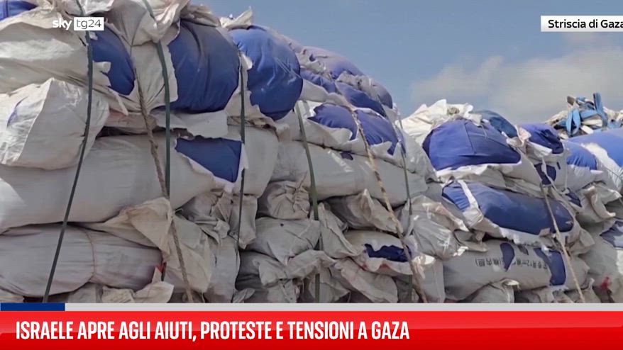 Israele apre agli aiuti, proteste e tensioni a Gaza