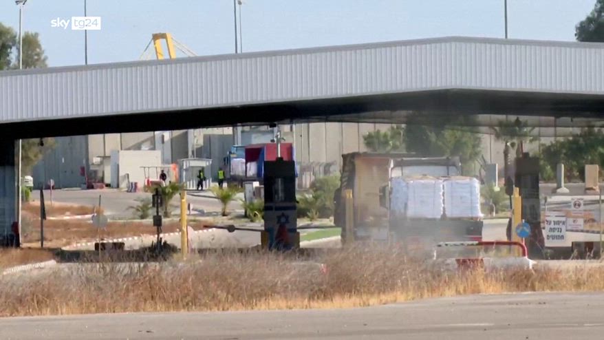 MO, entrati primi camion di aiuti a Gaza bloccati da marzo