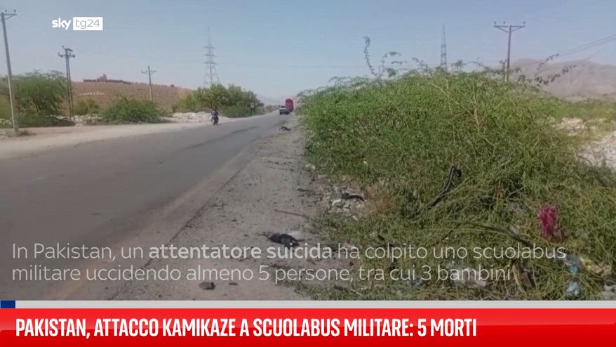 Pakistan, attacco kamikaze a scuolabus militare: 5 morti