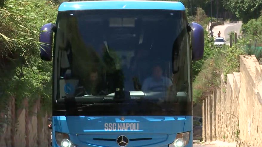 Napoli, l'arrivo in ritiro dopo la rifinitura